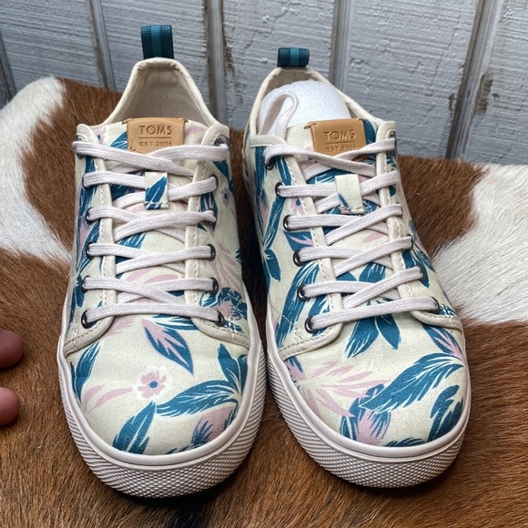 Womens Toms sneakers size 8 check them out very nice thanks 🙏 - Picture 2 of 8